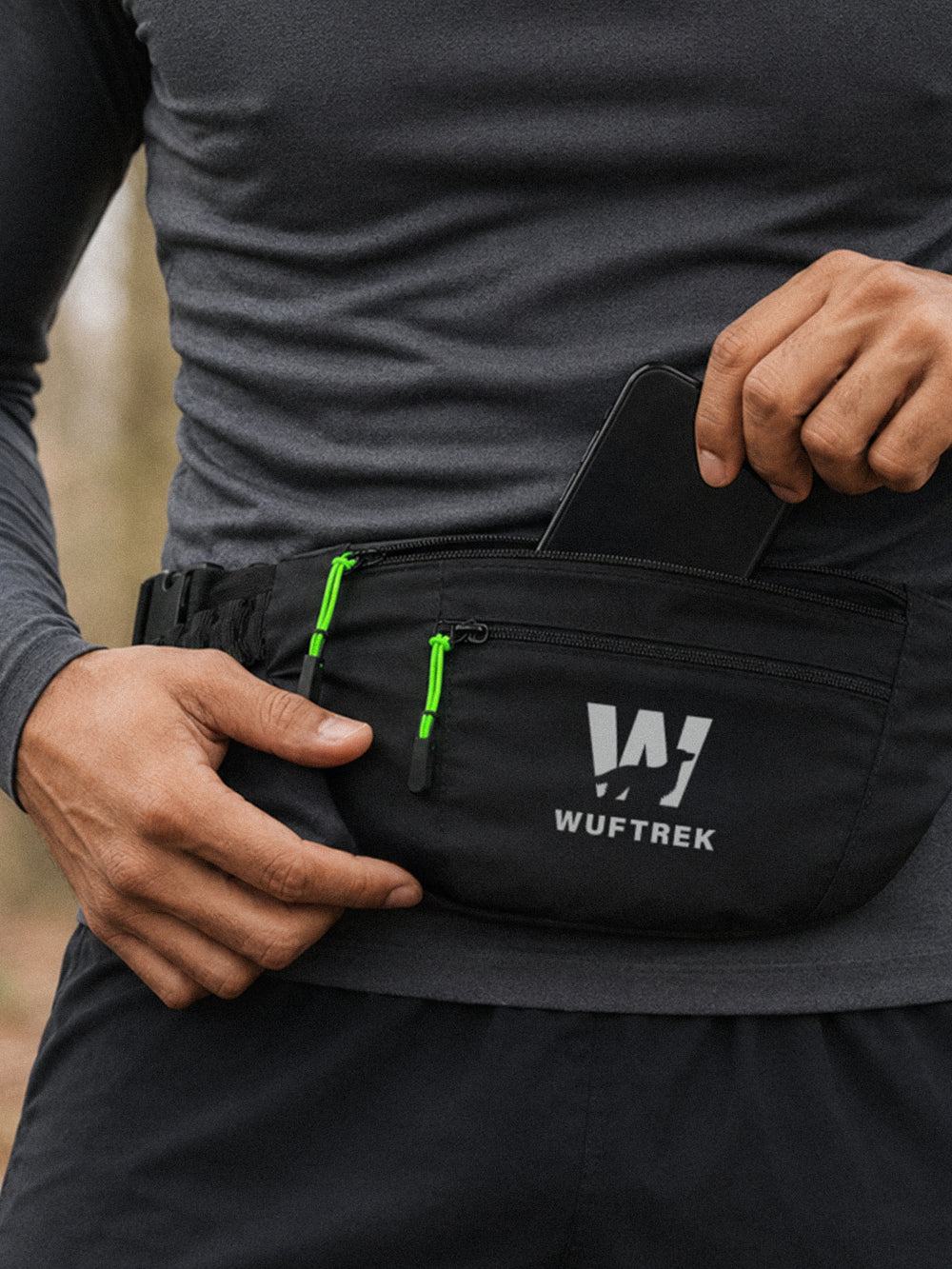 Hombre usando cinturón TrekBelt para correr con perros