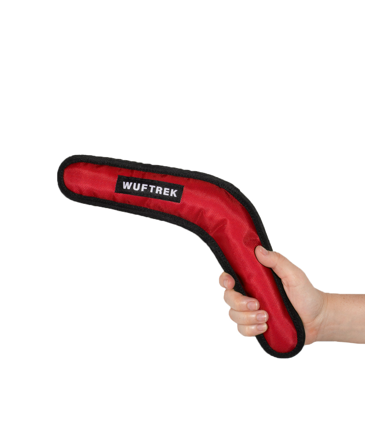 Una mujer sujetando un juguete para perro en forma de boomerang en color rojo
