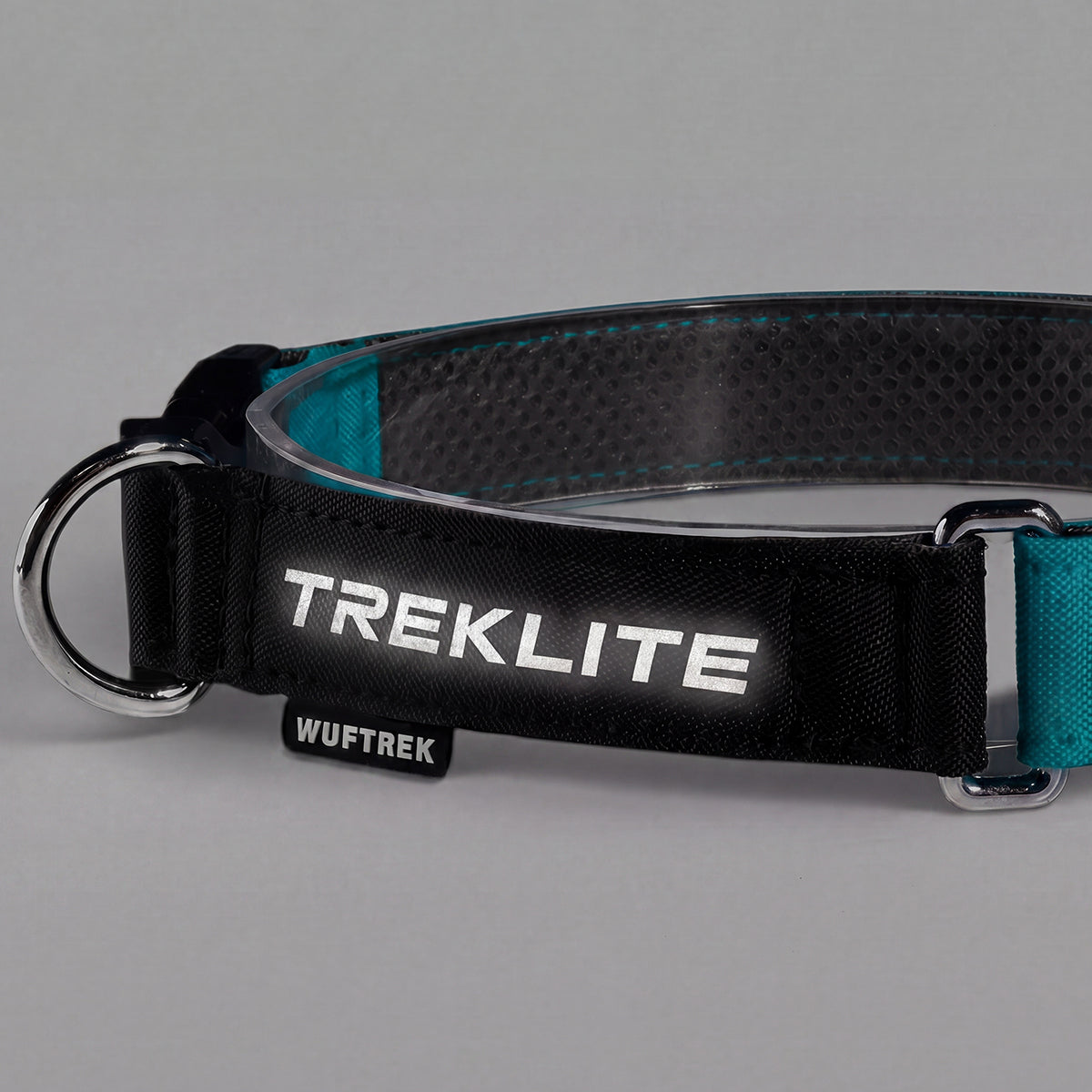 Detalle del logo reflectivo del collar TrekLite