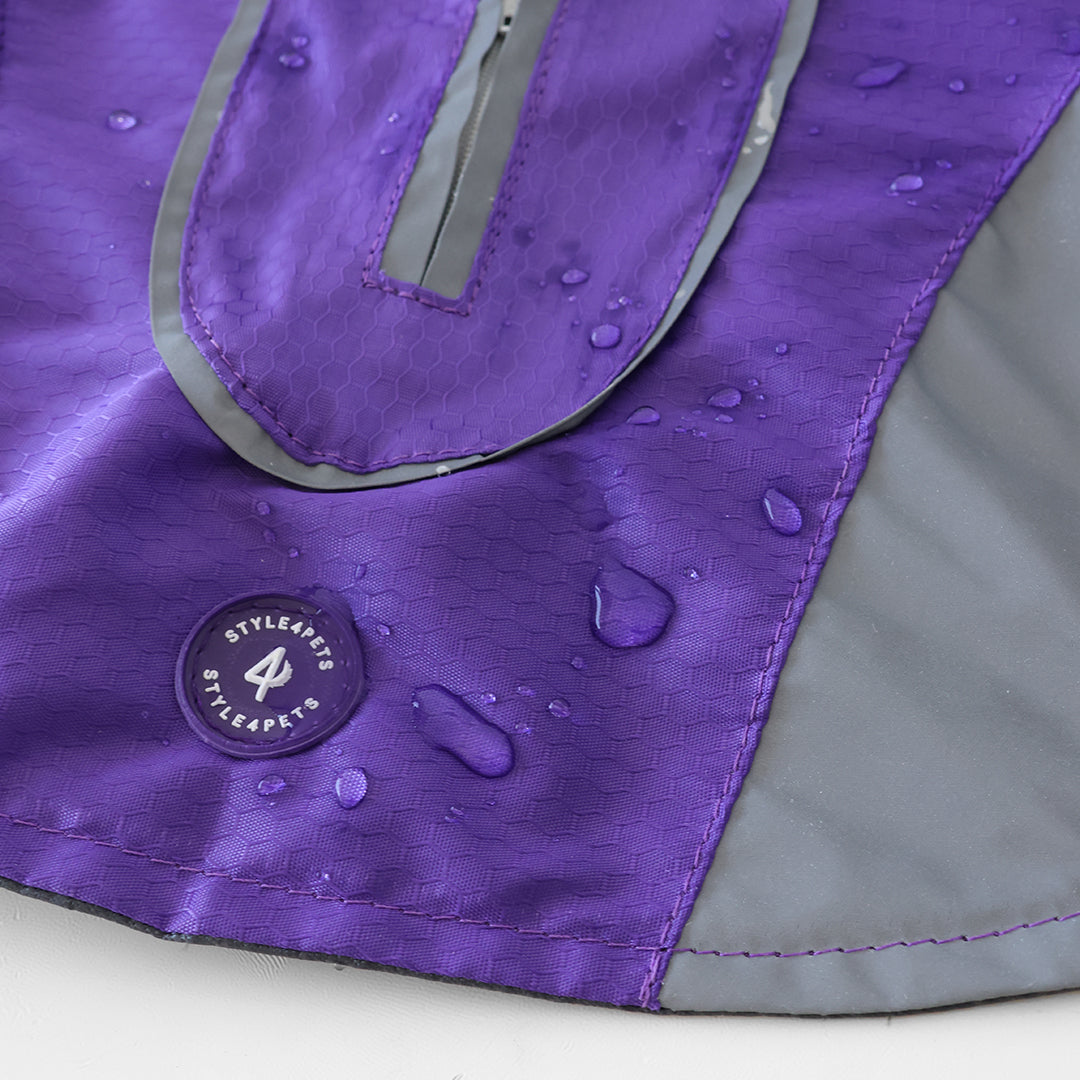 Detalle del impermeable para perros color morado